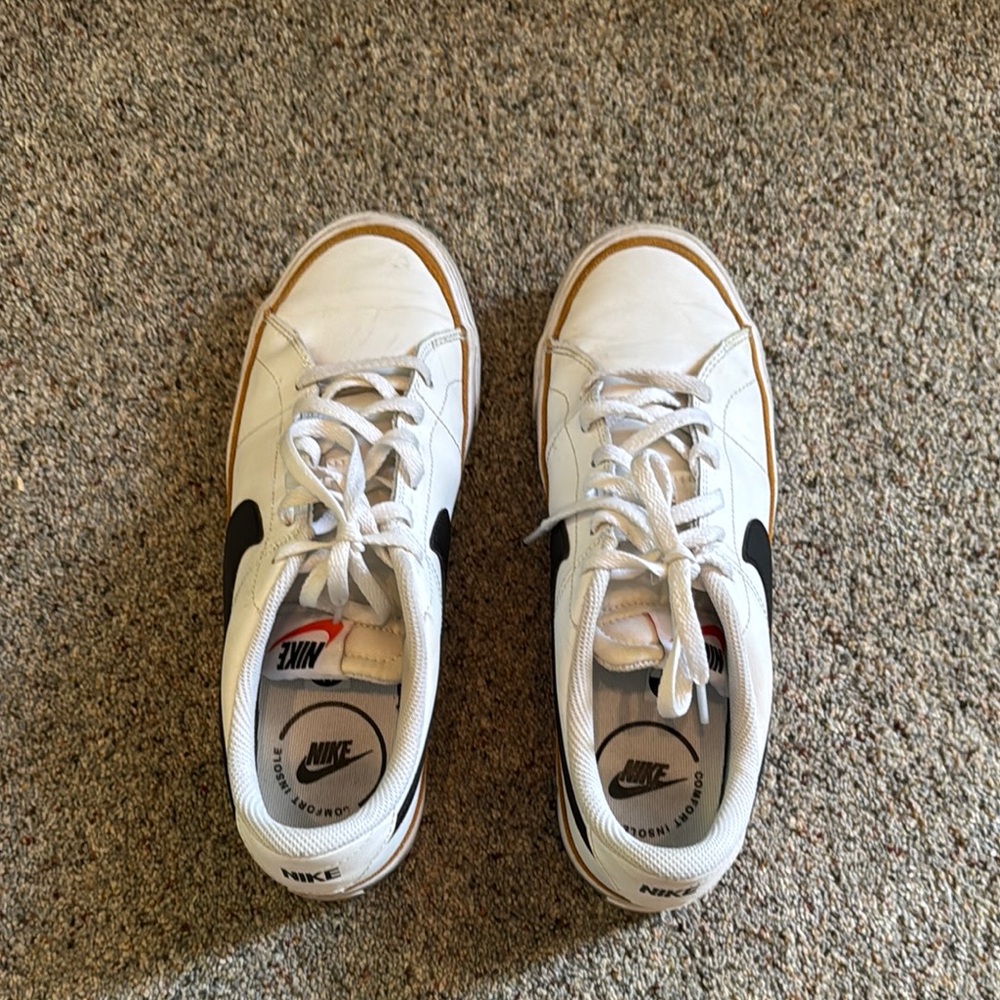 Nike Kids size 7/Women’s size 8.5 White and Black Sneakers
